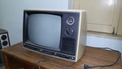 Imagen 7 de 10 de Televisores C R T - Sanyo (15 B / N) & Samsung (14 Color)