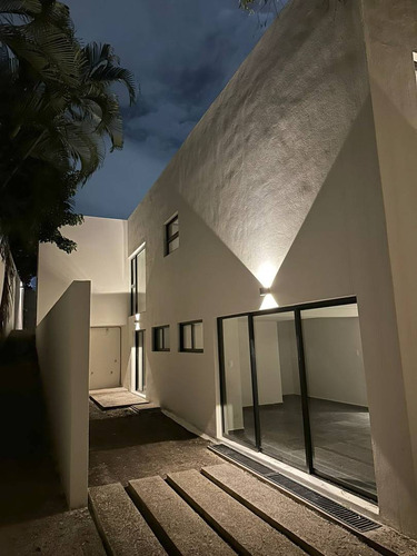 Casa Moderna En Venta En Jacarandas, Cuernavaca De 322 M²