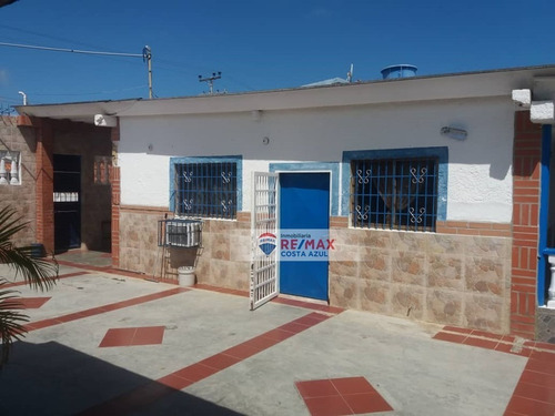 En Venta Casa Vacacional Ideal Para Posada A Una Cuadra Del Hotel Mario En Chichiriviche Con Todas Sus Comodidades.