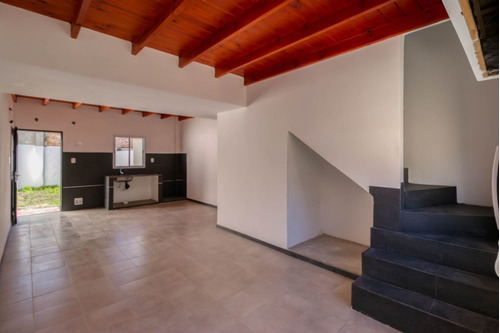 Imagen 2 de 23 de Casas En Venta En La Plata. Duplex Con Verde