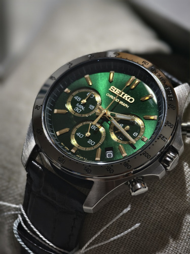 Reloj Seiko Selection Cronógrafo Caballero Sbtr017 Correa Marrón Oscuro Bisel Plateado Fondo Verde