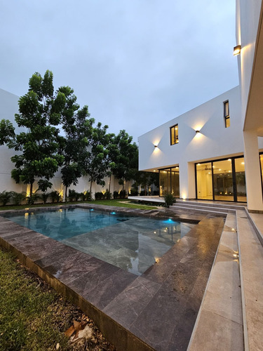 Residencia De Lujo En Venta Ubicada En La Privada Bosques De Altabrisa, Merida.