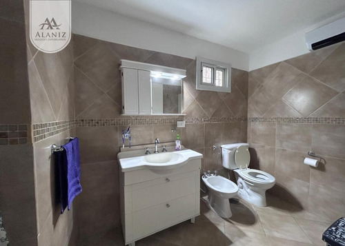 Chalet En Venta, Impecable Con Pileta, En Merlo, S. L.