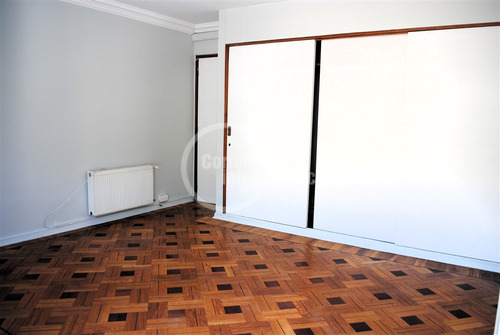 Casa En Venta De 4 Dorm. En Providencia