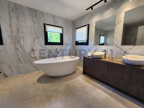 Casa En Venta - Bariloche- Club De Campo Dos Valles
