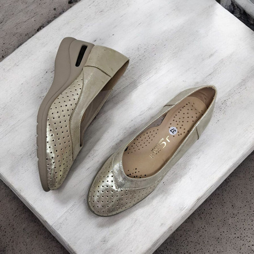 Zapato De Cuero Linea Comfort Taco Chino Camara Aire Daria Platino 36