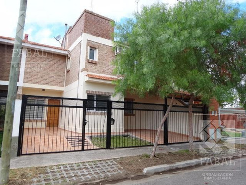 Imagen 1 de 23 de Casa Venta Barrio Gamma, 3 Dormitorios, 2 Baños, Cochera Y Jardín