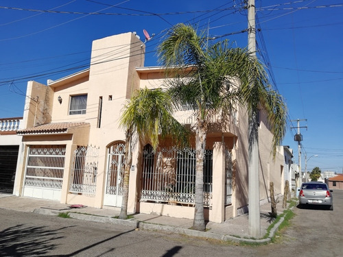 Imagen 1 de 10 de Casa De Dos Plantas En Venta Delicias Residencial, En Esquina Con Espacios Amplios