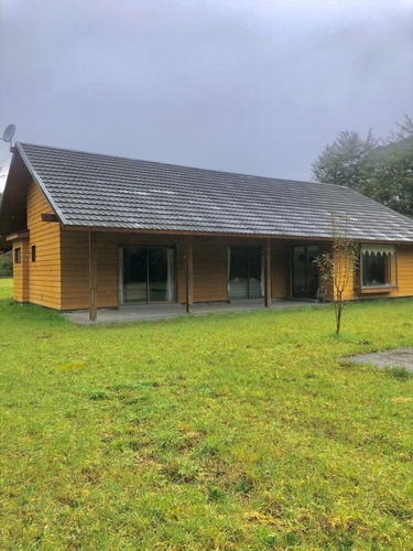 Venta De Exclusiva Casa En Fundo El Sol, Pucón