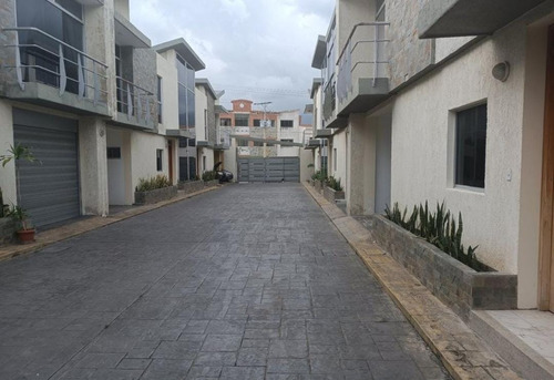 En Venta Townhouse Exclusivo (sólo 8) En Urb. Manantial Resd. Naiguatá, Municipio Naguanagua Estado Carabobo. Venezuela / Emer.