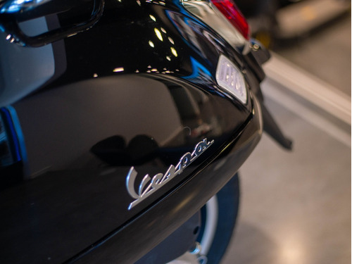 Vespa Gts 300 Super Negra Modelo 2023 Entrega Ya