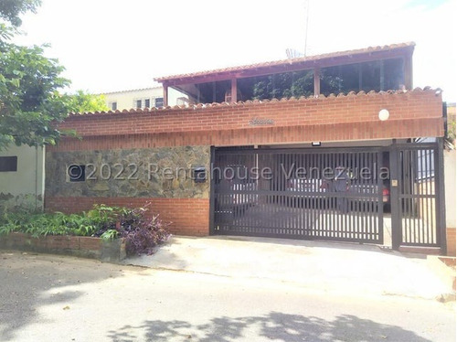 Hermosa Y Espaciosa Casa De 2 Niveles, Ubicada En El Cafetal, En Calle Cerrada Con Vigilancia  En Venta  Mls #23-31040 Francis Zeppieri