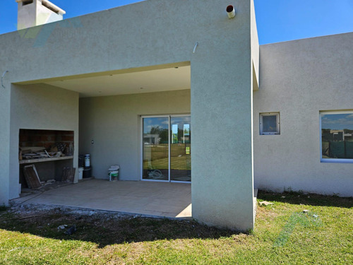 Casa En Venta 4 Ambientes En Santa Lucia - Pilar Del Este