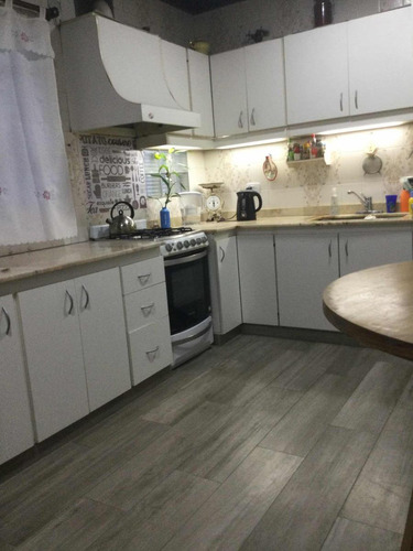 Casa En Venta - 4 Dormitorios 2 Baños - Cochera - 310mts2 - Villa Sarmiento, Morón