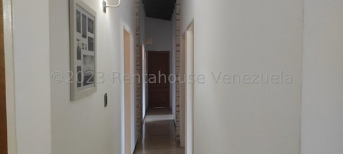 Apartamento Remodelado 184 M² 4h, 4b, 2p, Residencia El Portachuelo Con Piscina Pozo De Agua En Calle Cerrada En Venta En Clnas. De La Tahona Avenida Principal Caracas