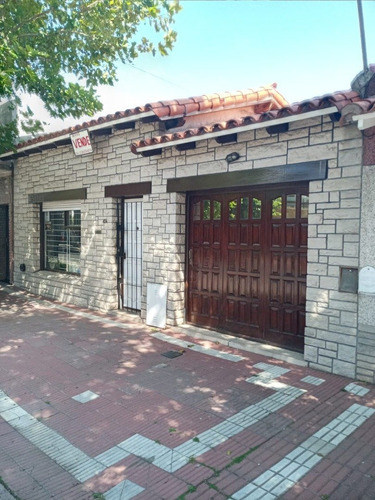 Casa De 3 Amb  Con Garage Y Amplio Parque