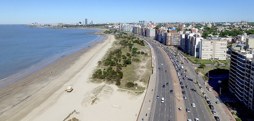 18 De Diciembre. Se Vende C/renta $66.500. 2 Dorm. 2 Baños 1 Suite Liv. Com. Con Terraza Al Frente. Orientación Este A Orinoco. Bbcoa. Piscina, Gym. Vig. 24 Hs. Garajes Opcionales. Casi Mar