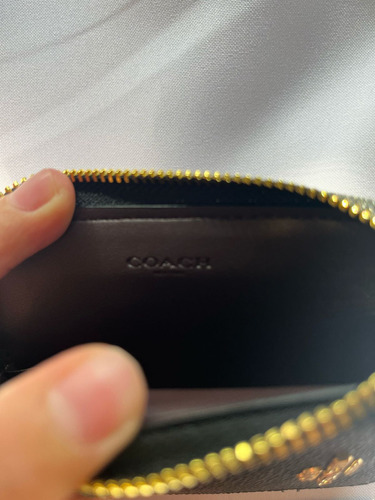 Mini Muñequera Coach Zip Card Case Monedero Color Marrón Osc