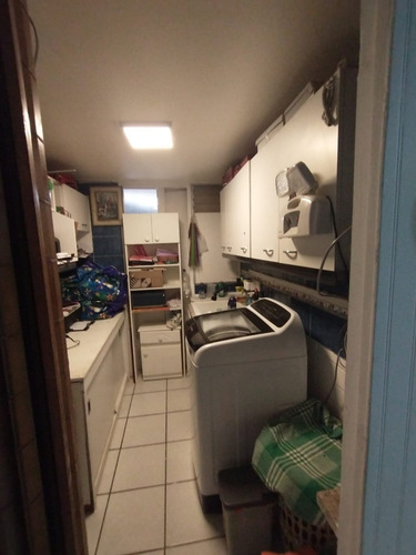 Casa De Dos Pisos De Tres Dormitorios Barrio Residencial