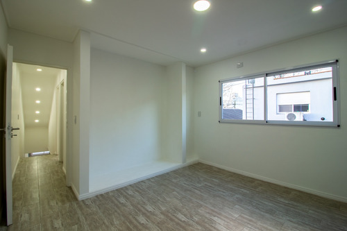 Venta Departamento Tipo Casa De Tres Ambientes En Bernal