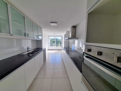 Imagen 20 de 30 de Venta De Apartamento Penthouse Dúplex De 4 Dormitorios Y 6 Baños En Suite, Frente Al Mar En Punta Del Este.