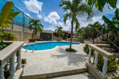 Imagen 16 de 26 de Confortable Mansión En San Isidro En Venta 2 Salas, Cocina, 6 Habitaciones Con Baños, 3 Cuartos De Servicio Con Baños, Terraza, Piscina, 2 Baños Por La Piscina, Marquesina 4 Carros, Paneles Solares.