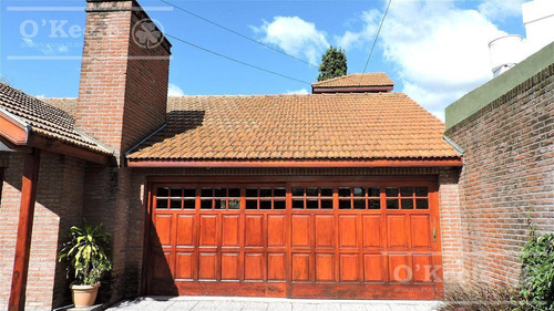 Imagen 2 de 30 de En Berazategui Hermoso Chalet De 8 Ambientes Con Parque Y Pileta En Venta Sobre Terreno De 1940m2.