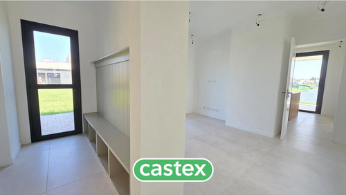 Casa A La Venta De 5 Ambientes En El Barrio Santa Ana En Villanueva.