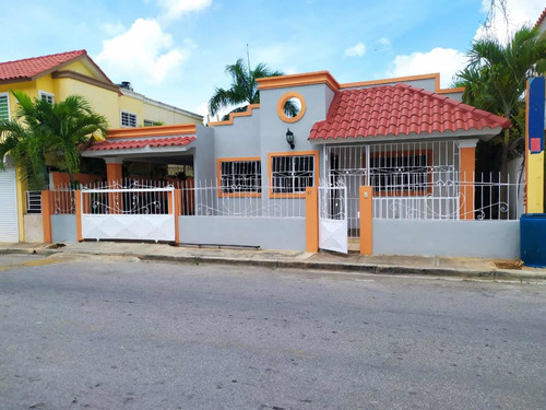 Casa Ubicada En El Residencial Las Orquideas, La Romana