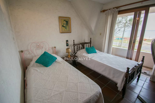 Casa En Alquiler Temporal En Piriapolis, Frente Al Mar. Con 3 Dormitorios, Dos Baños. Parrillero Cubierto. Ideal Para Disfrutar En Familia.