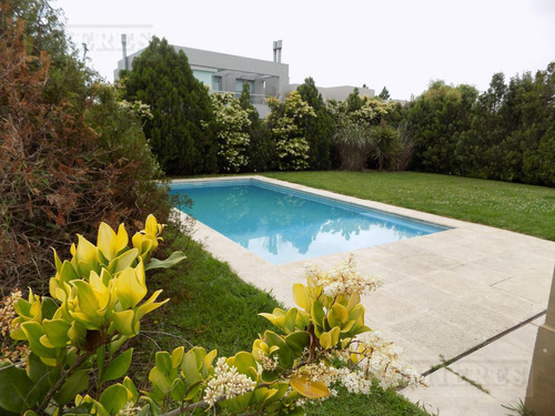 Muy Linda Casa Desarrollada En Una Planta En Alquiler En Los Sauces, Nordelta.