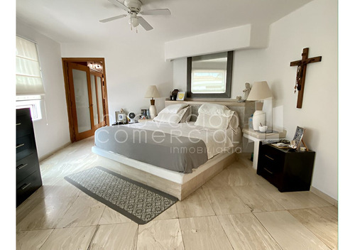 Casa En Venta En Jacarandas Qro, Con 4 Habitaciones