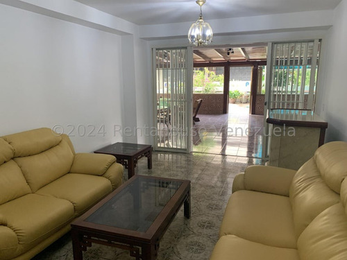 Interesante Apartamento De Un Área Total De 248,28, Distribuidos En Tres Ambientes, Áreas Sociales Y Habitaciones De 101,83 Y 146,45 De Terraza Y Jardín. Esta En Chacao