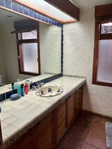 Casa En Condominio Con Alberca, Cancha De Tenis, Jardines. Excelente Ubicación
