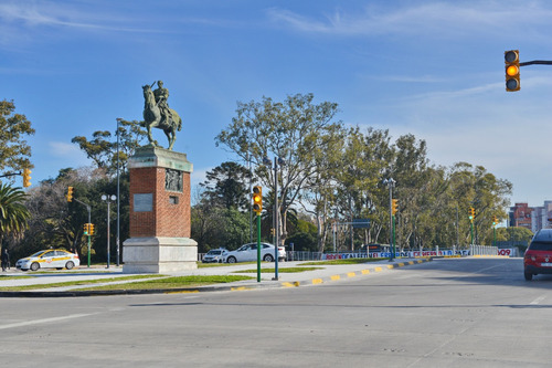 Venta Apartamento Entrada Independiente Al Frente Sin Gastos Comunes Zona Estadio Centenario