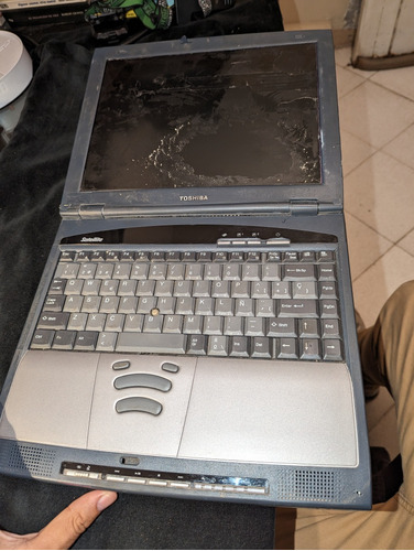 Laptop Toshiba Antigua No Funciona Para Piezas
