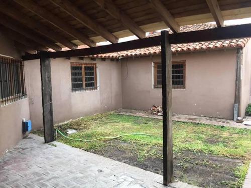 Imagen 4 de 21 de En Venta. Amplia Casa En Ph Con 3 Dormitorios Con 2 Locales.