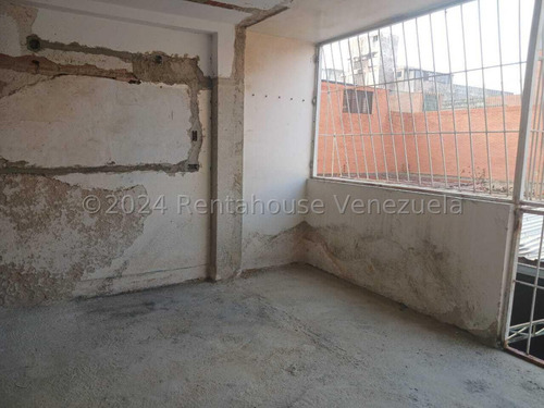 Bray Montoya Vende Amplio Apartamento En El Centro De Barquisimeto En Proceso De Remodelacion Con Todos Los Servicios Basicos Posee 4 Habitaciones 3 Baños Contactame! 2#4#2#0#8#1#3 Bray Montoya