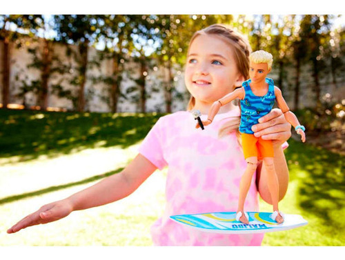 Muñeca Ken Surf Day de moda y belleza de Barbie, Mattel
