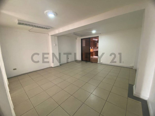 ¡amplia Casa En Arriendo 6d + 3b + Jardín + Quincho En ...