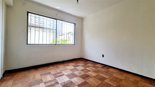 Casa En Venta De 4 Dorm. En Ñuñoa