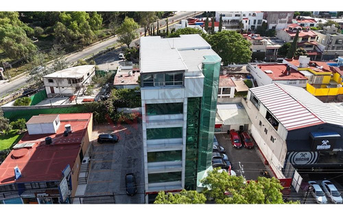 Edificio En Venta En Calzada De Los Jinetes /generando Rentas