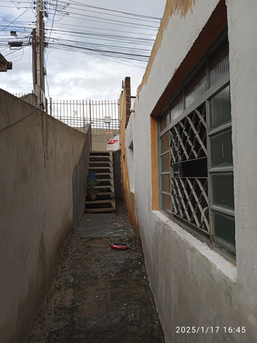 2 Casas Individuais A Do Fundo Com 4 Cômodos E Lavandcômodos