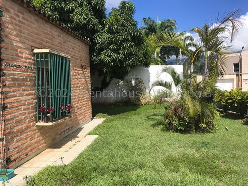Hermosa Casa De Una Planta Con Grandes Espacios Y Bella Terraza En Santa Paula. Mls # 25-13494 Lp