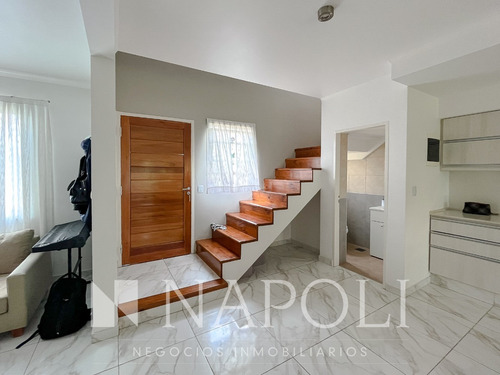 Venta De Casa Tipo Dúplex, Barrio Los Robles En Monte Grande