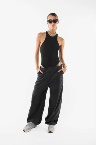 Pantalon Estilo Parachute Con Textura Símil Gamuzada