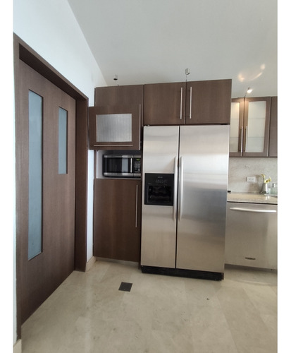 Se Alquila Bello Apartamento Ubicado En Loma Linda.