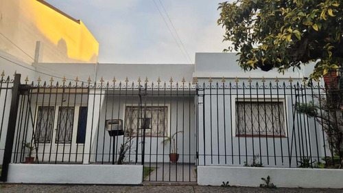 Casa En Venta En Isidro Casanova