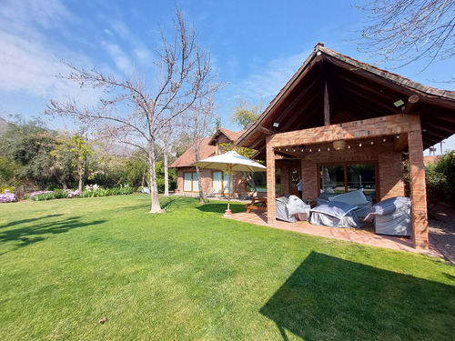 Casa Chilena | 5 Dormitorios + Estar Y Servicio