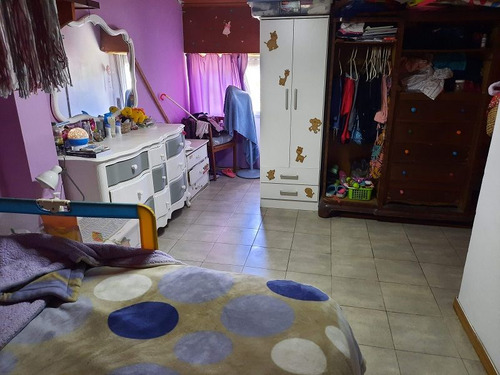 3 Casas En Una Frente A Plaza Y A Pasos De La Laguna. Apta Vivienda Y Dependencias Para Alquilar